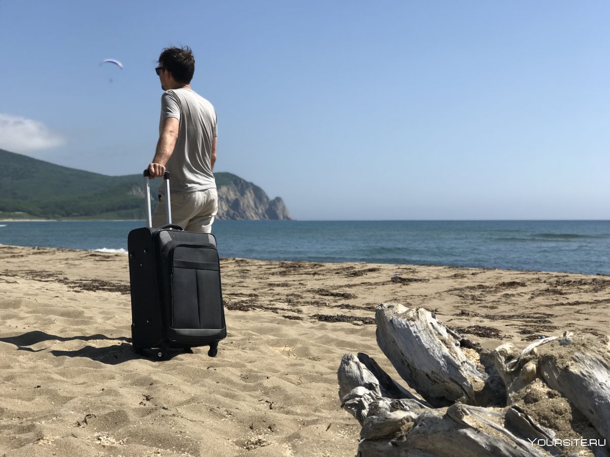 Турист с чемоданом