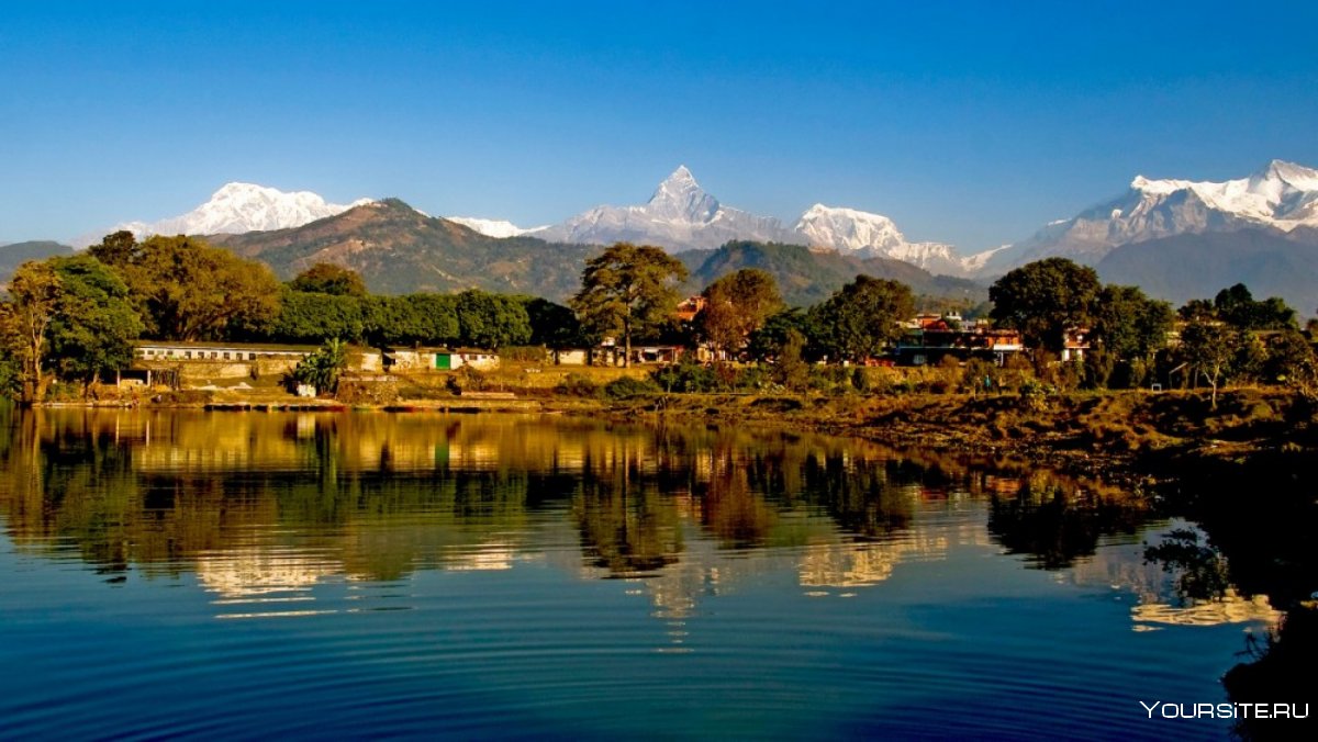 Город Покхара в Непале