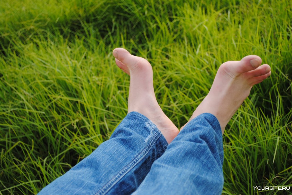 Женские ноги на траве