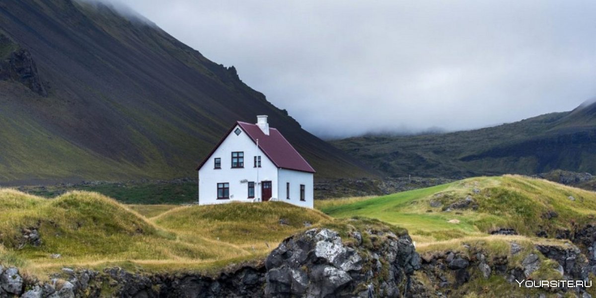 Одинокий домик в Исландии