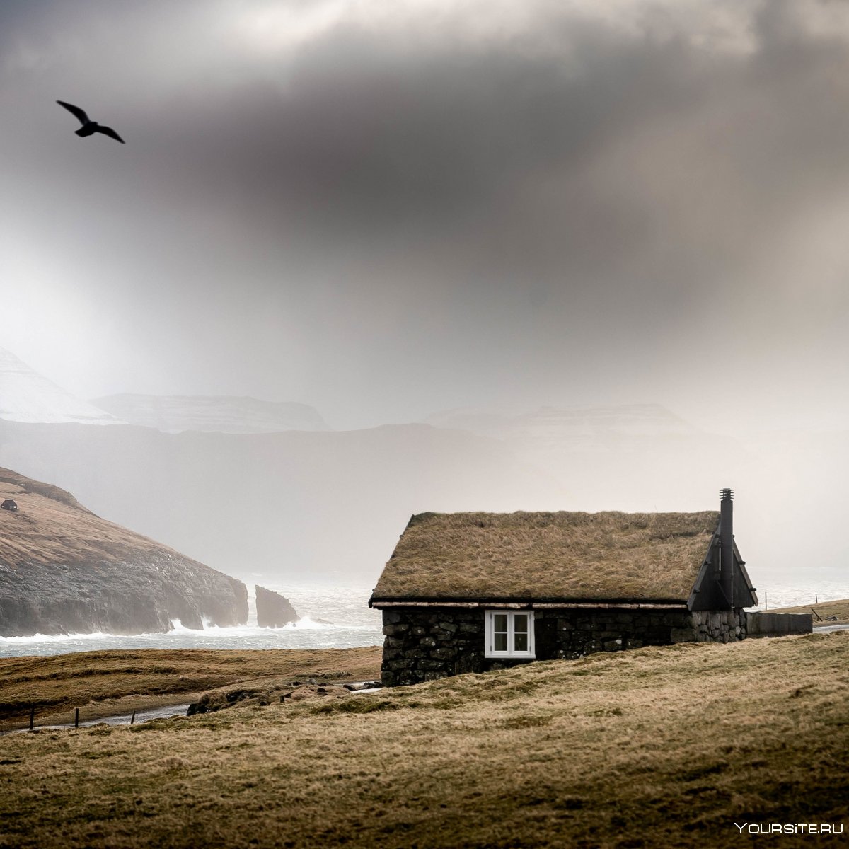 Одинокий дом на Утесе в Исландия