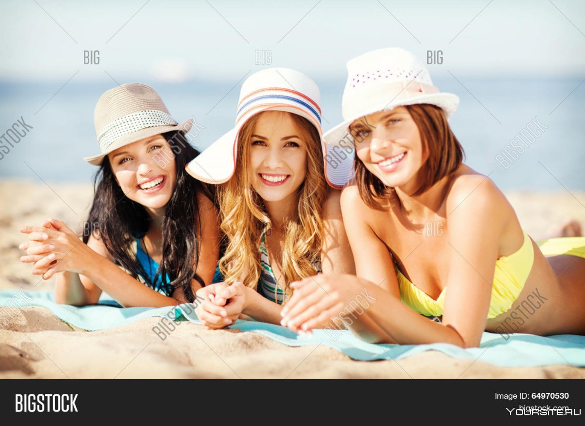 Три подружки сидят на берегу загорают