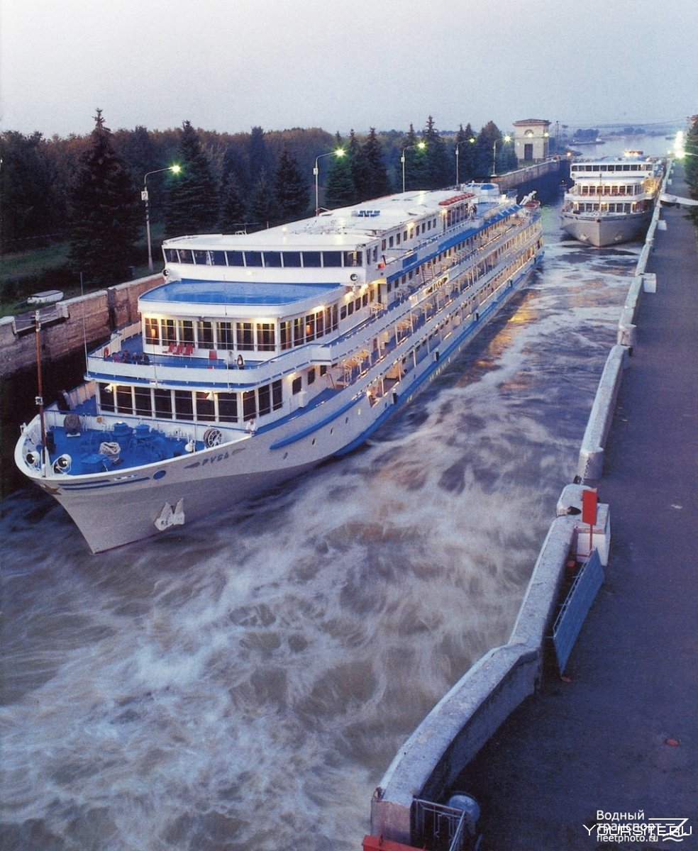 Река Волга теплоход