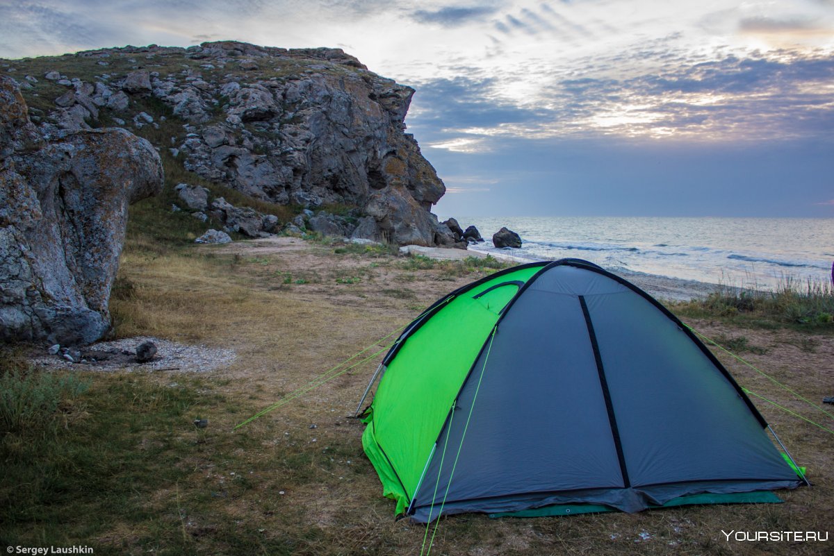 Генеральские пляжи в Крыму с палаткой