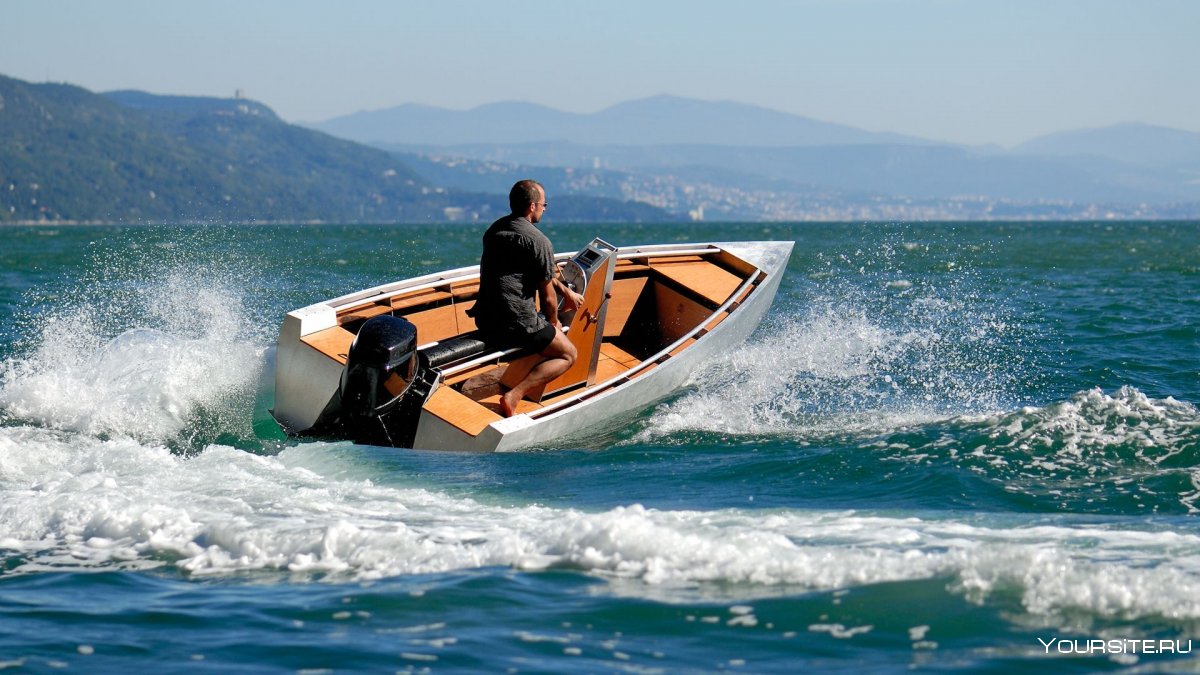 Моторная лодка на озере