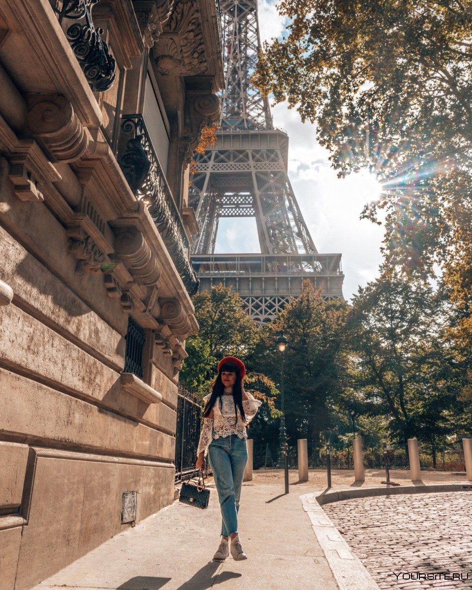 Фотографирующиеся туристы в Париже