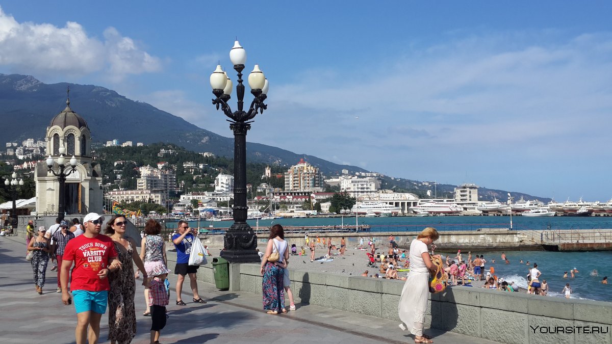 Ялта волны шторм