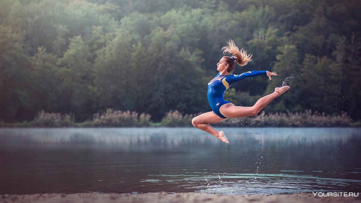 Девушка прыгает в воду