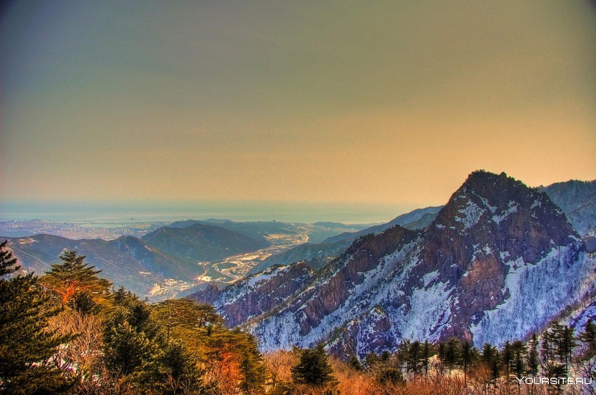 Яркие краски горного пейзажа парка Сораксан в Сокчо