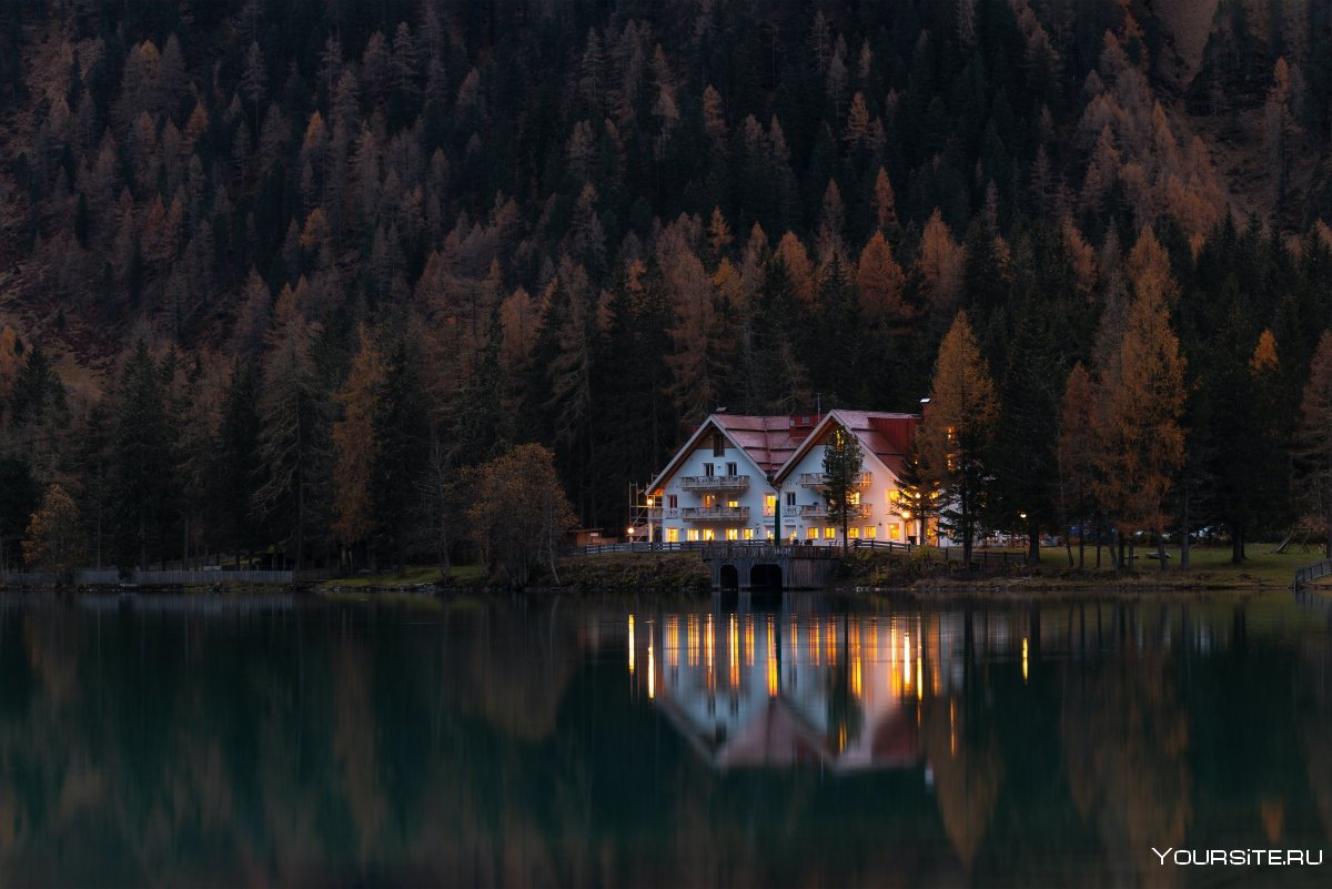 Дом у озера и леса