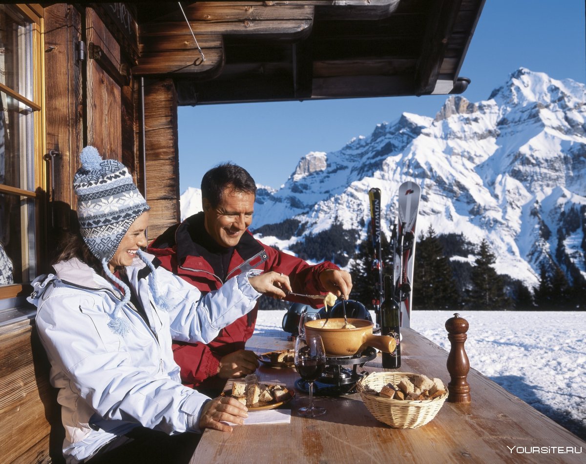 Глинтвейн в Альпах Швейцарии в кафе