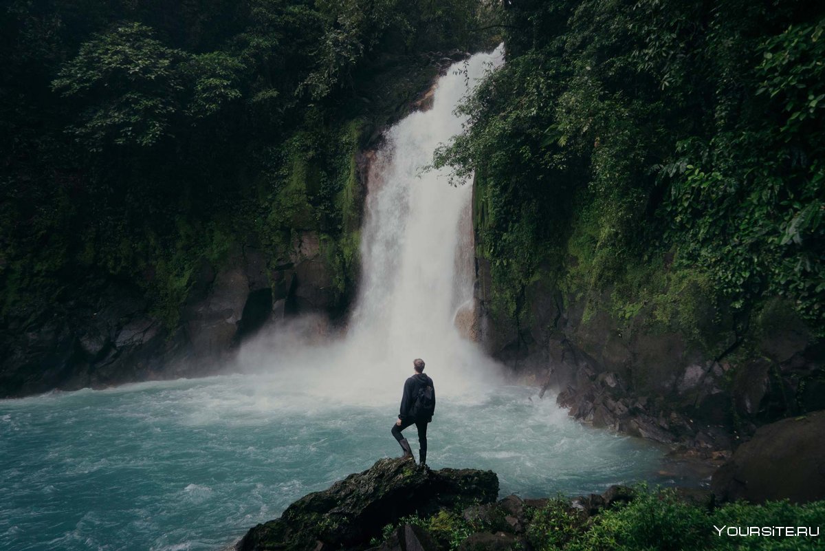 Человек на фоне водопада