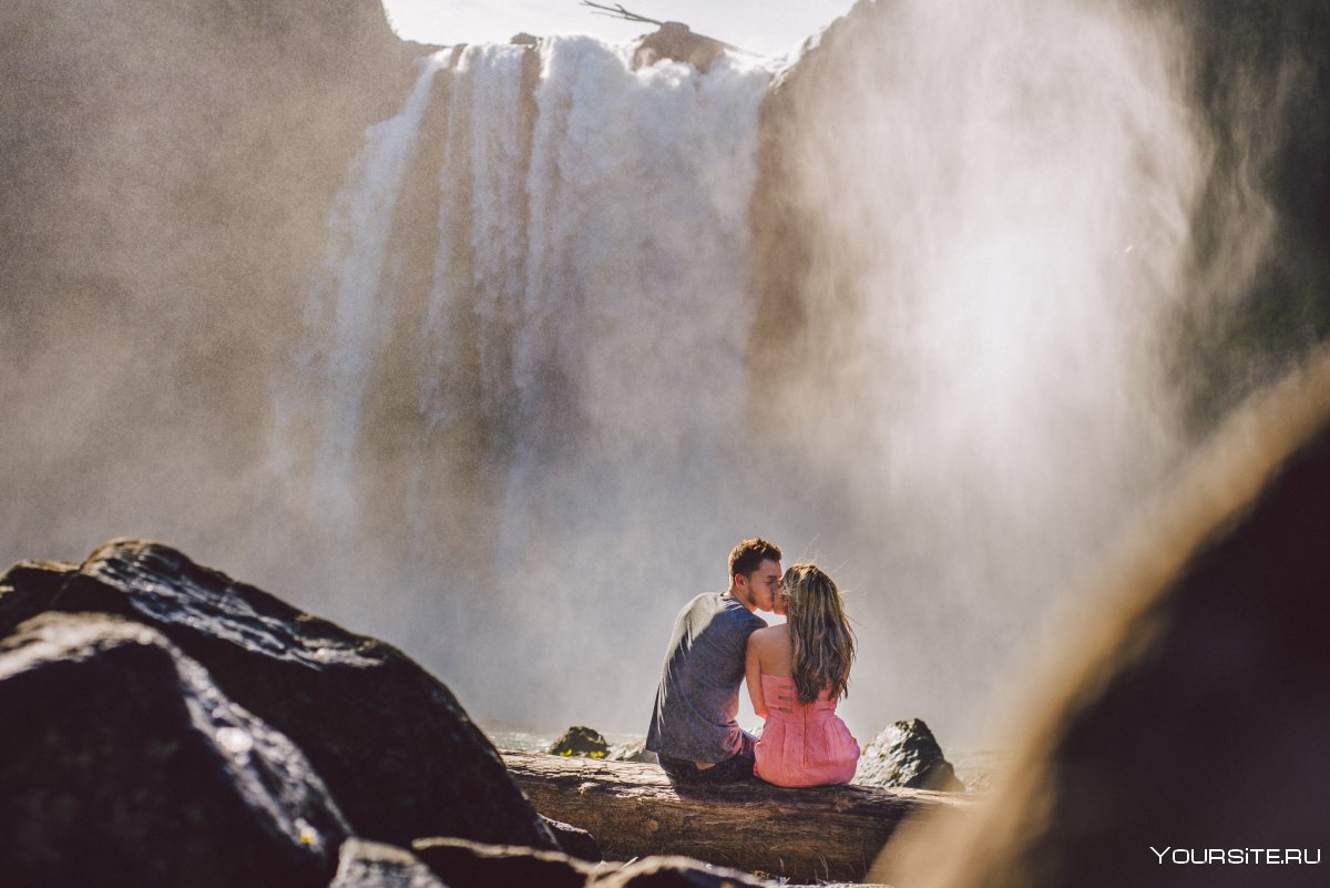 Влюбленная пара у водопада