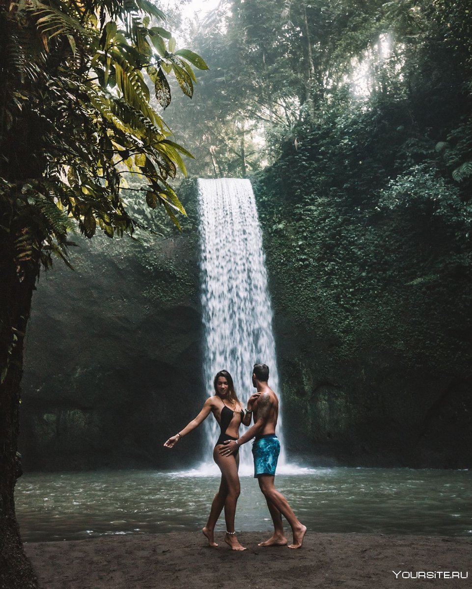 Бали пара у водопада