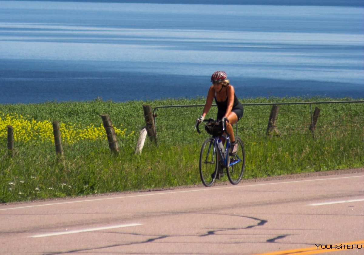 Диджей с рюкзаком на пляже