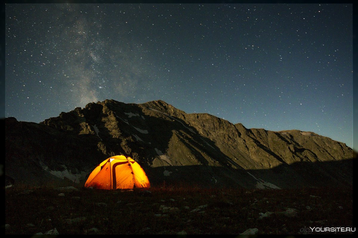 Палатка в горах ночью