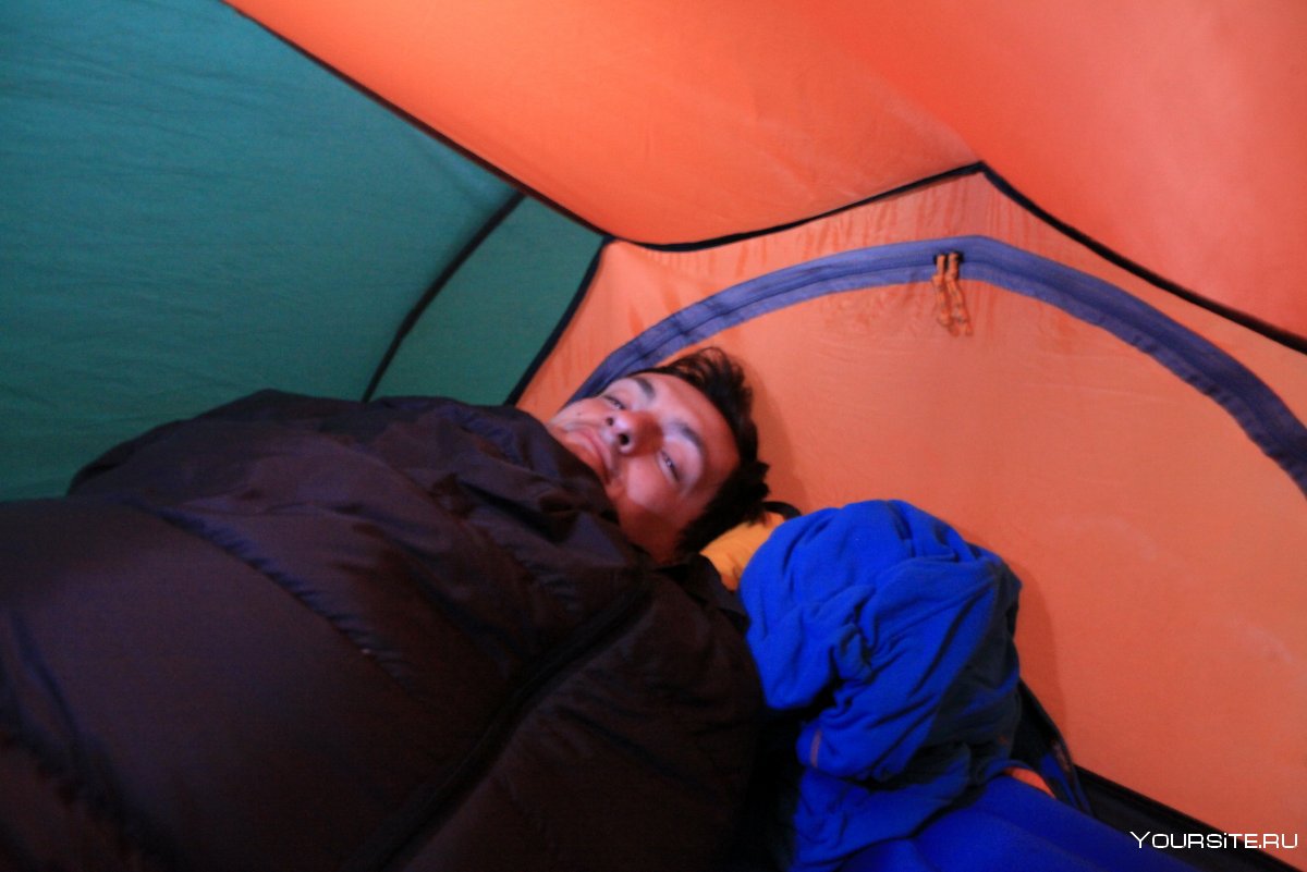 Палатка изнутри люди внутри