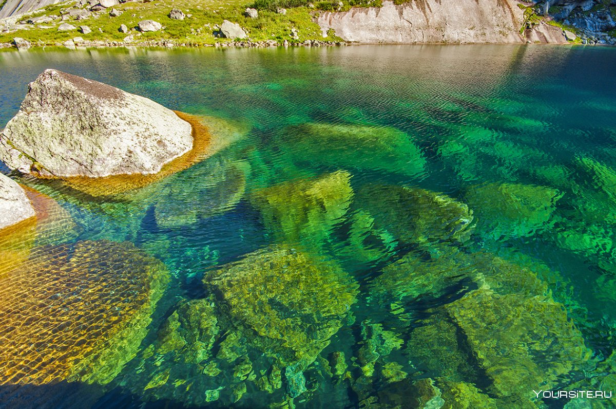 Чистое прозрачное озеро в Греции