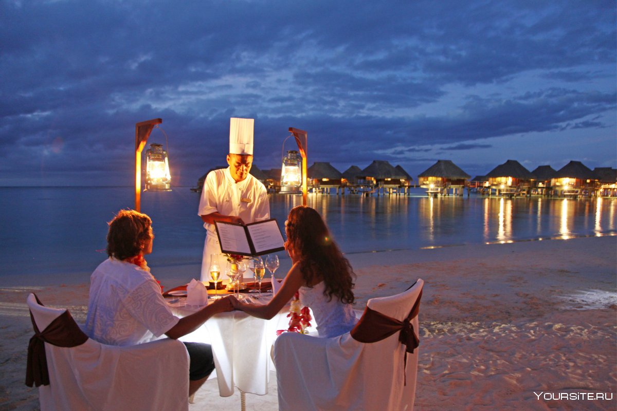 Романтичный ужин на берегу