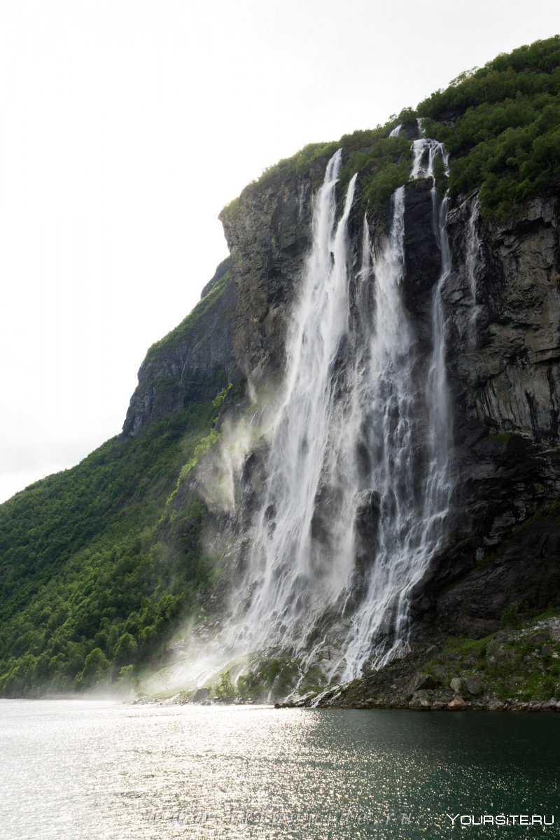 Норвегия фото водопад и лодка