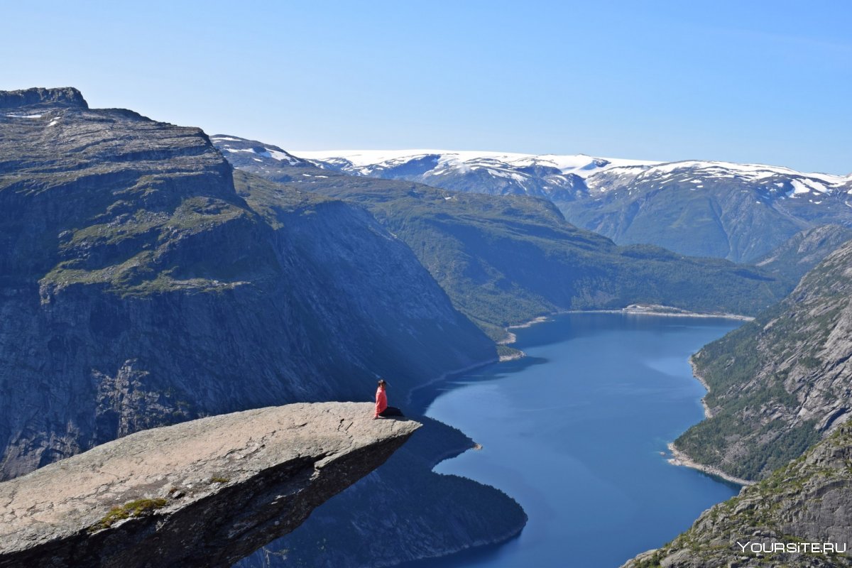 Туристы в горах Норвегии
