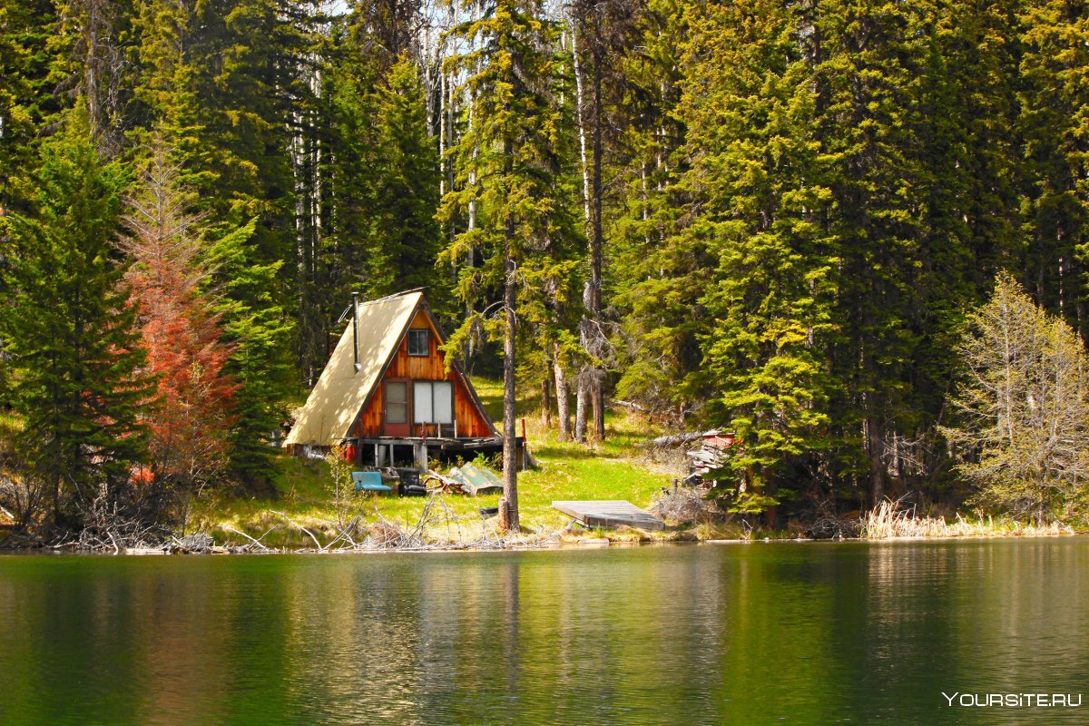 Красивый дом у озера