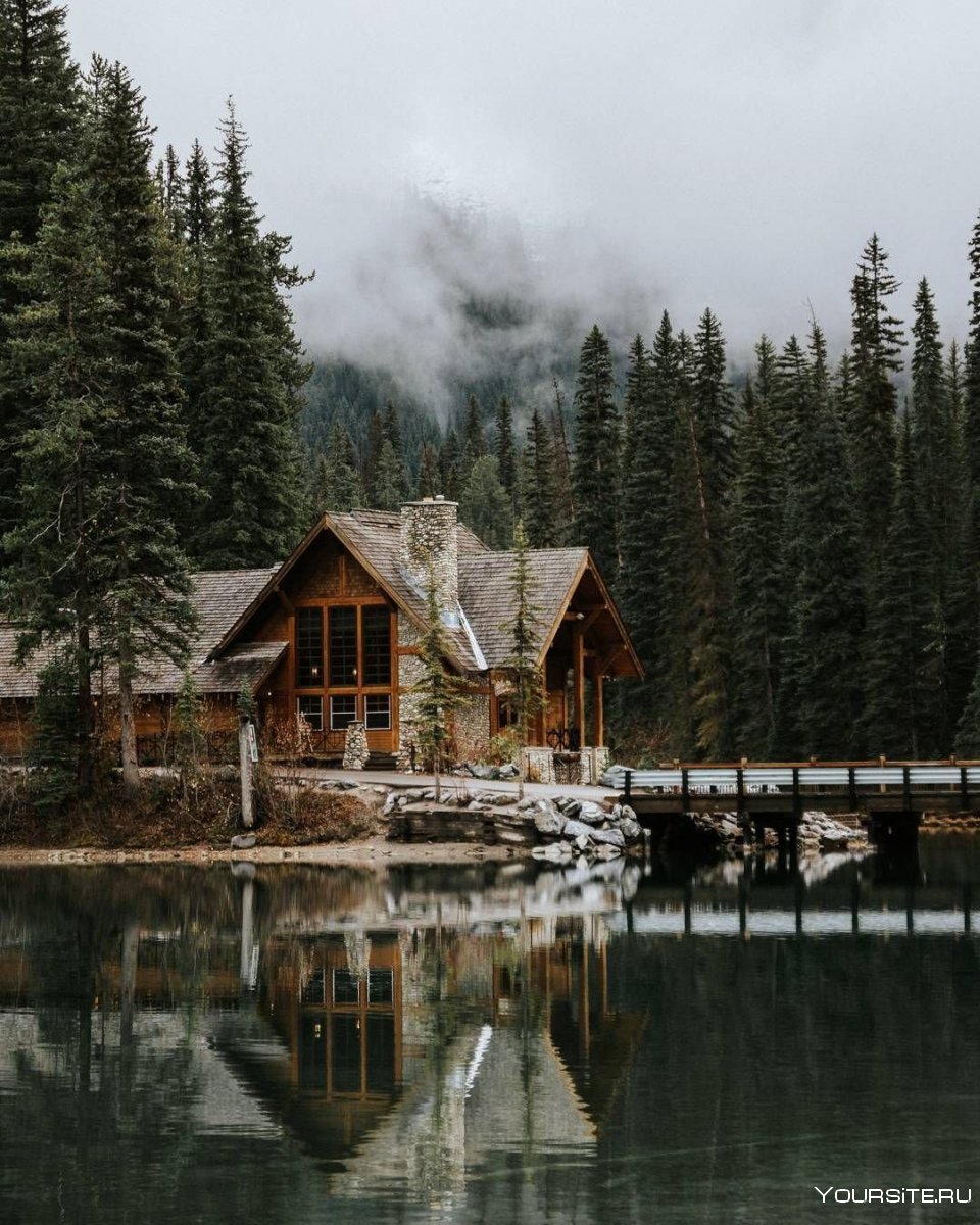 красивый домик в лесу у озера