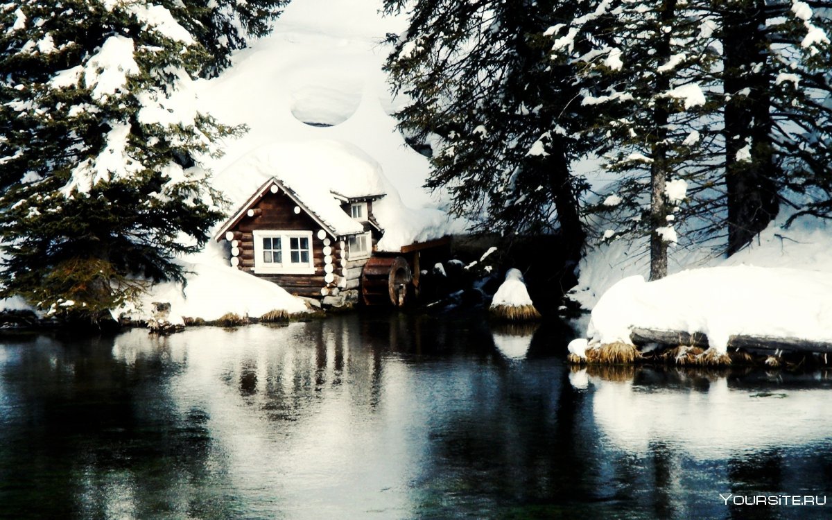 Домик у озера зимой