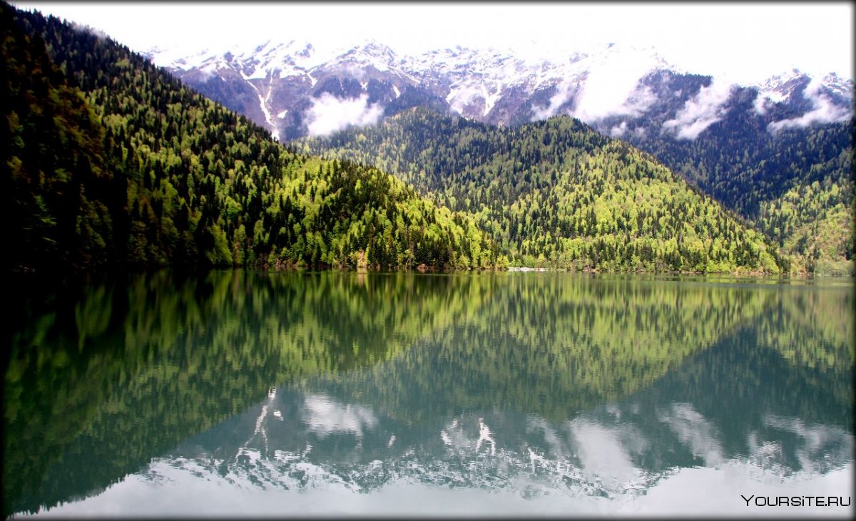 Озеро окруженное горами в Абхазии