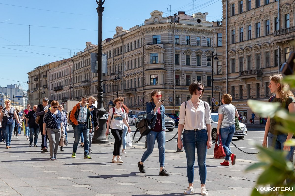 Люди на улицах Санкт-Петербурга