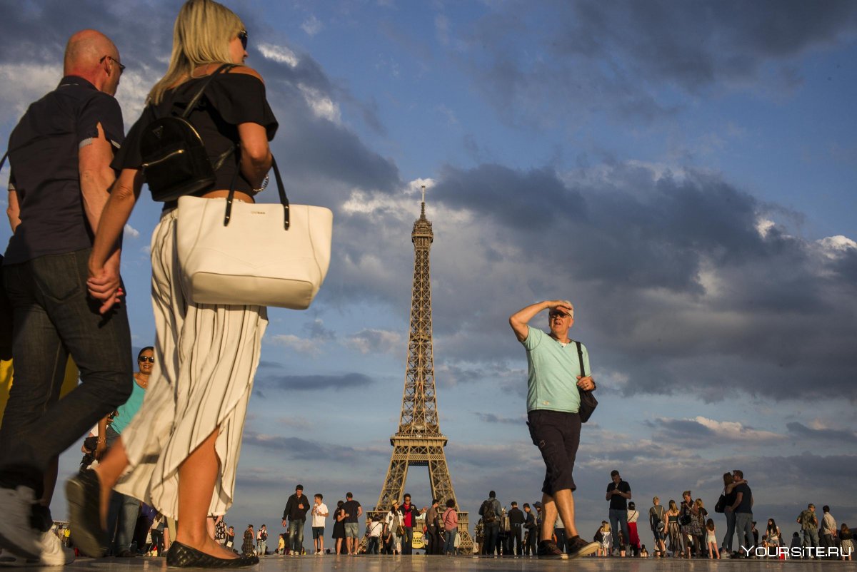 Туристы в Париже