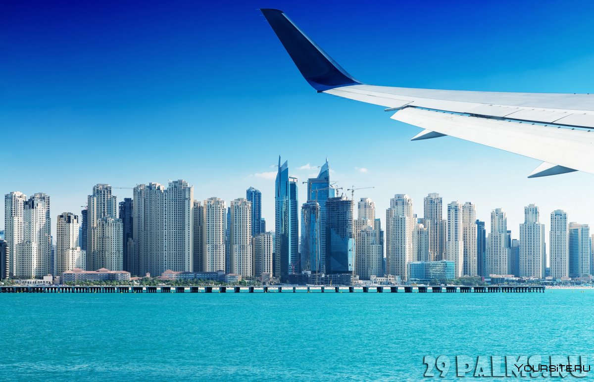 Самолёт на небоскрёбами в Дубай