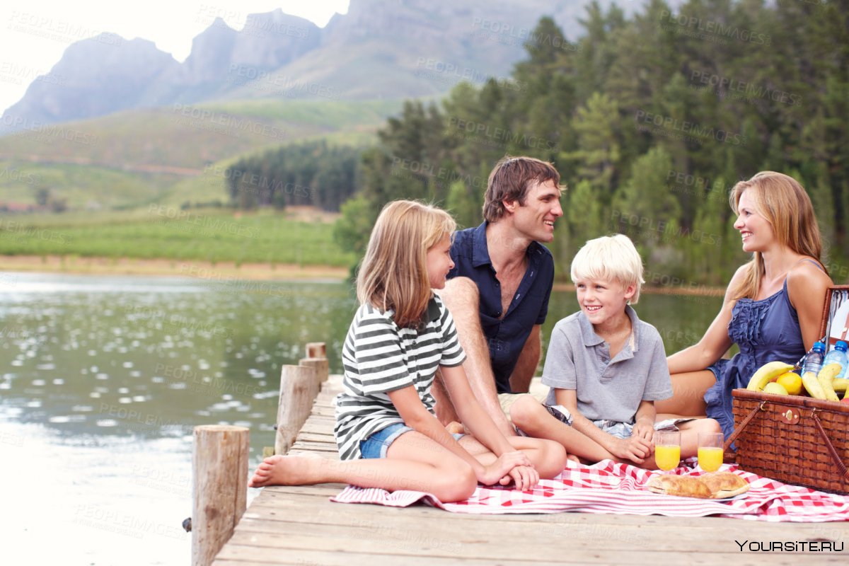 Счастливая семья на озере