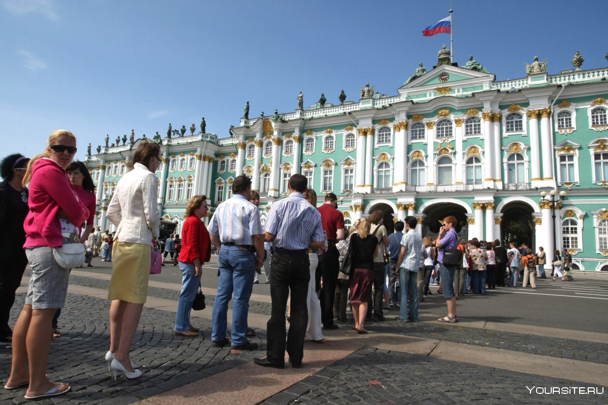 Туристы в Петербурге