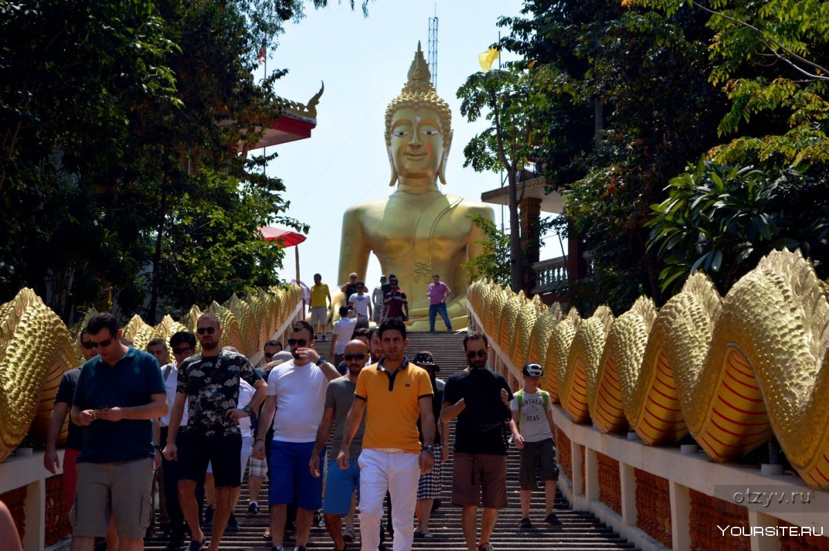 Статуя золотого Будды в Паттайе