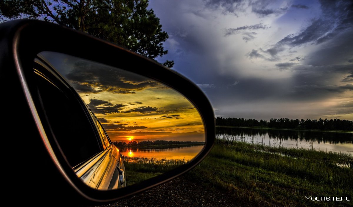 Отражение в зеркале машины