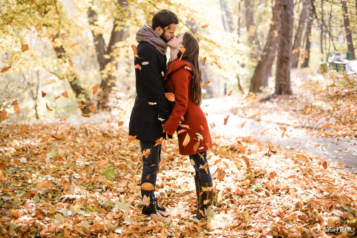 Романтик в лесу осенью