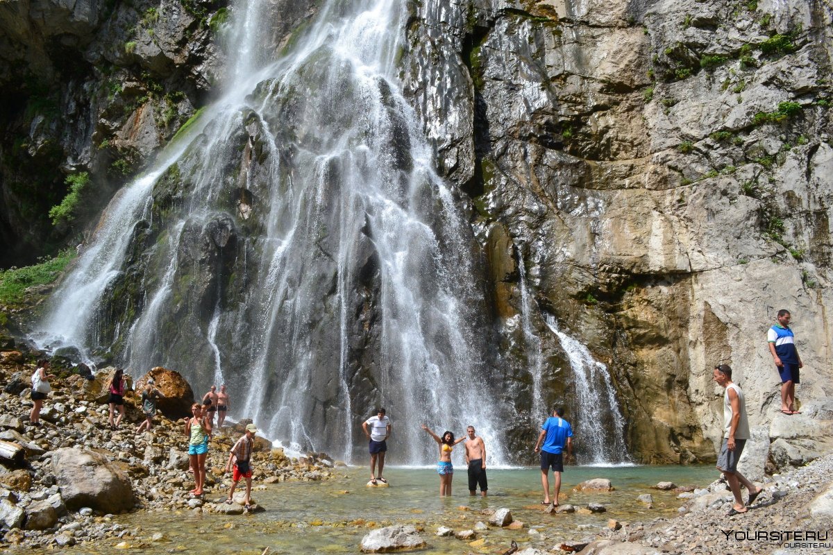 Человек под водопадом