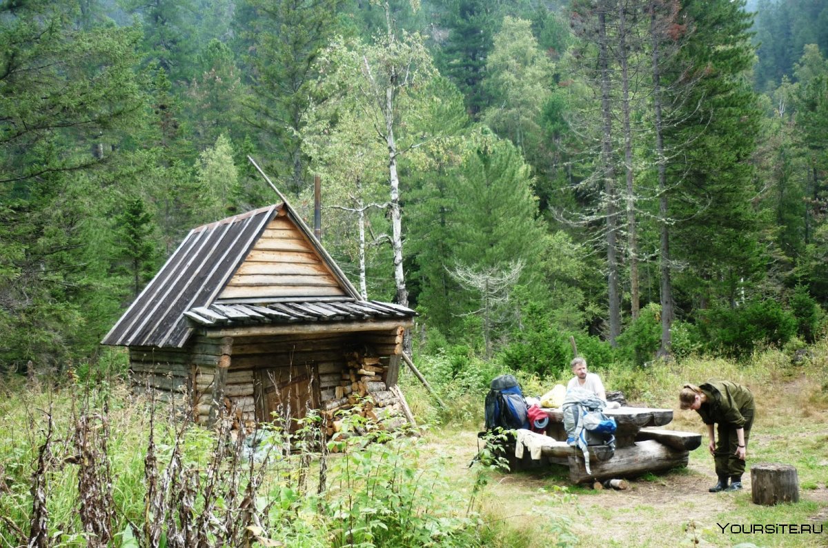 Рыбацкая изба в тайге
