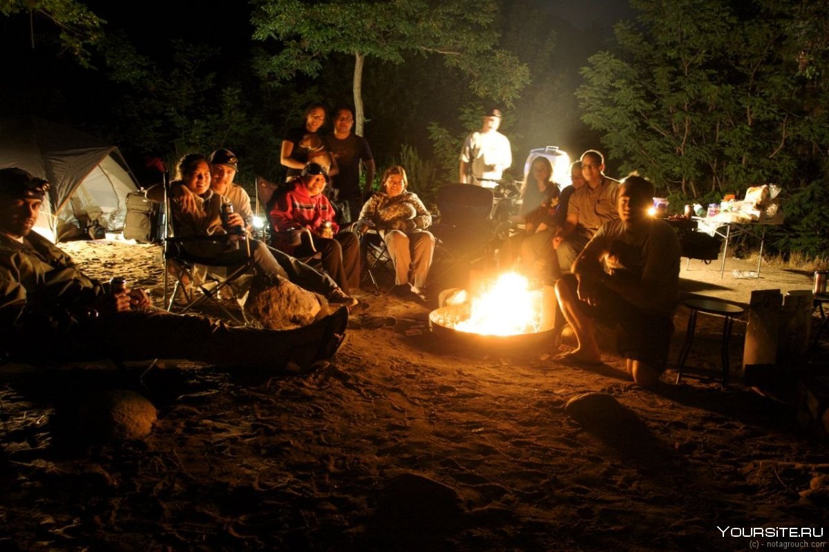 Палаточный лагерь ночью