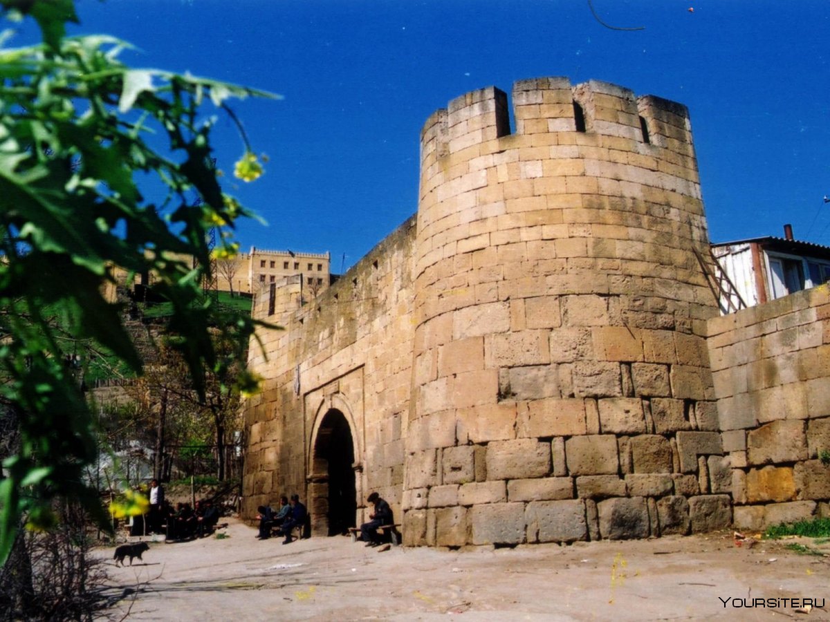 Крепость Нарын кала издалека