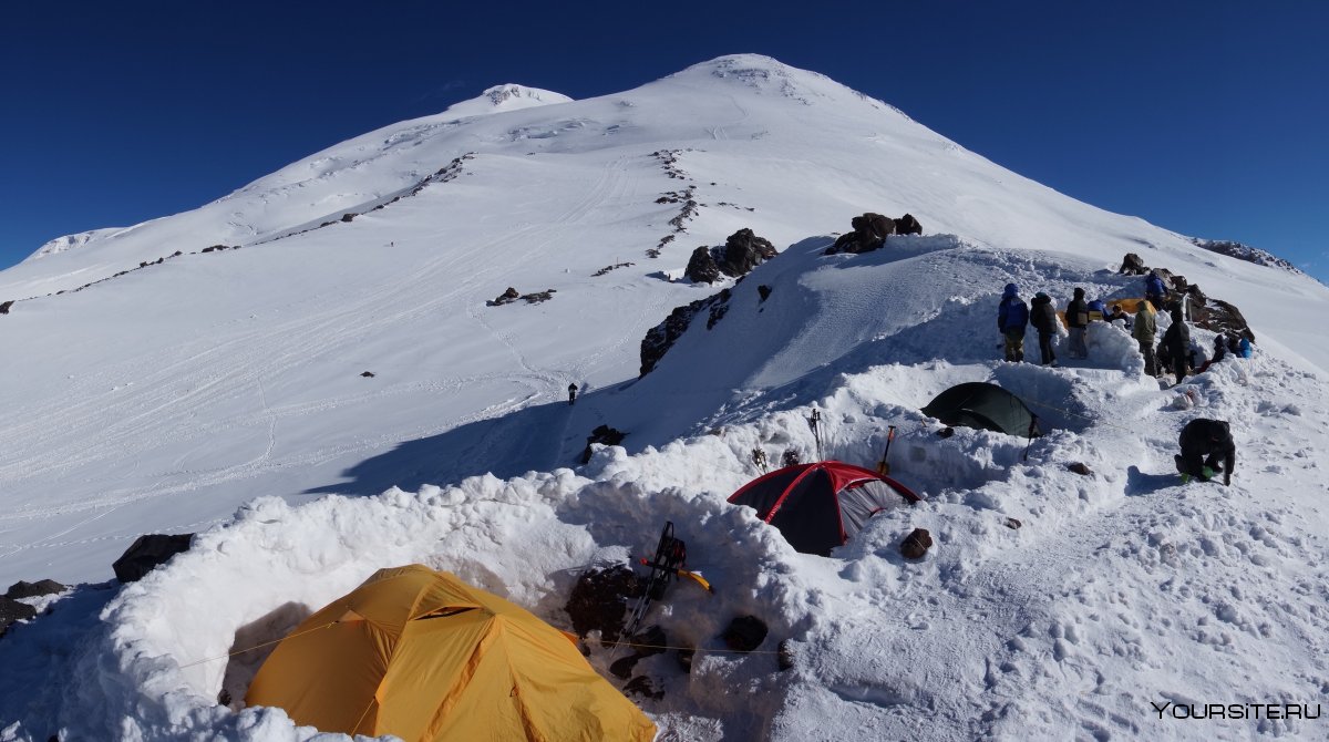 Палатки в заснеженных горах