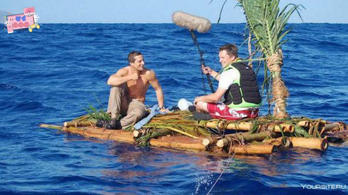 Красивый плот на море