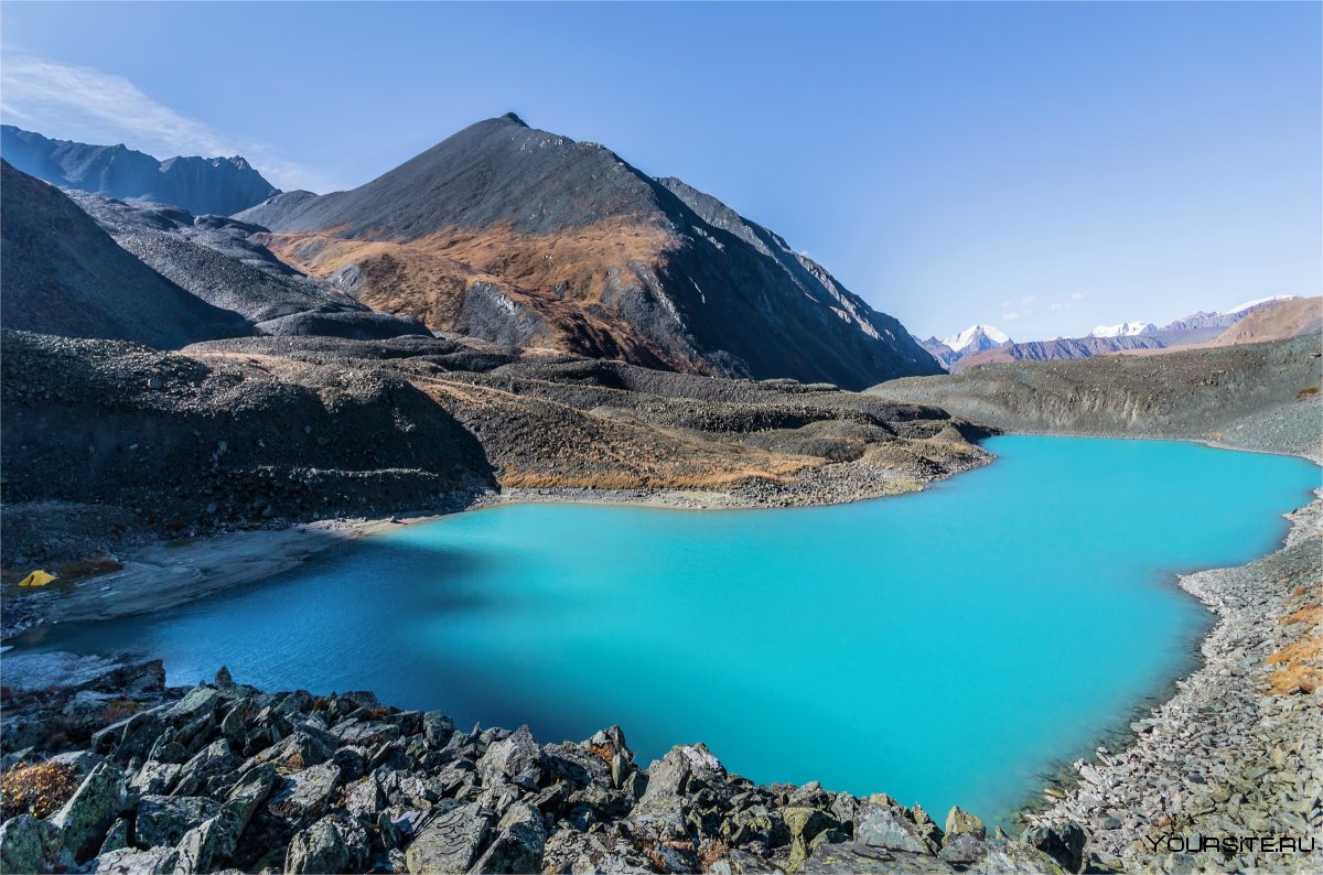 Голубое Гейзеровое озеро горный Алтай