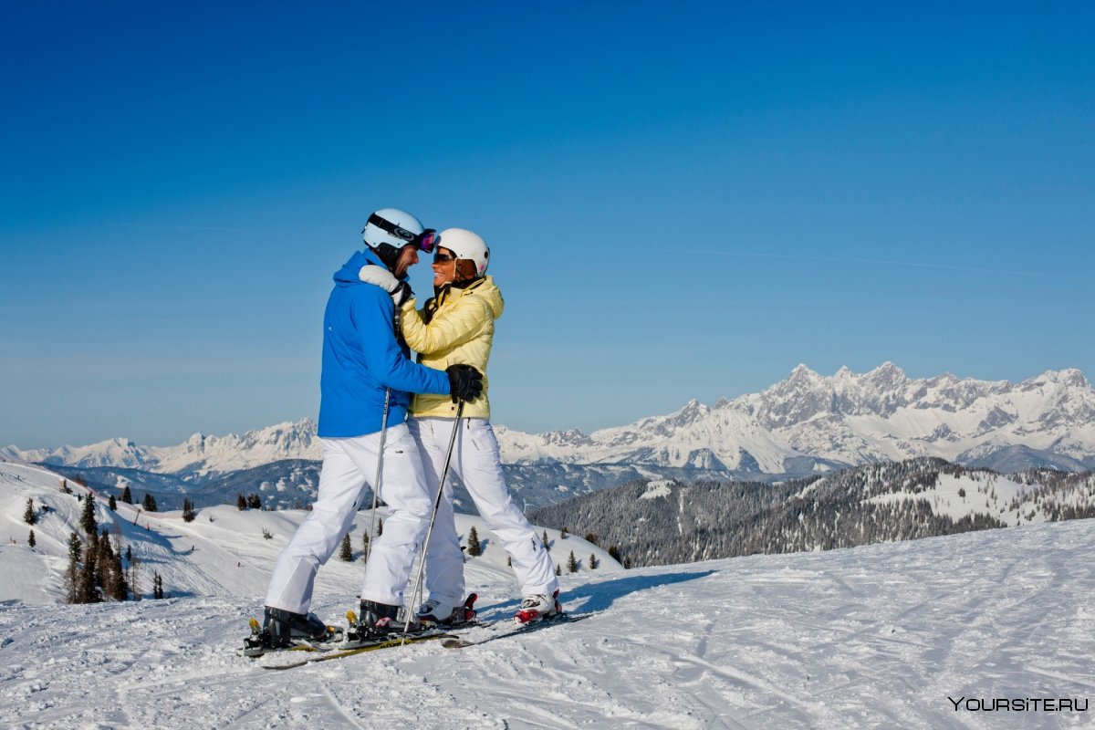 Пара на лыжах в горах