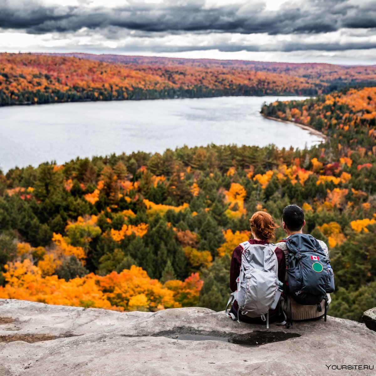 Турист горы осень