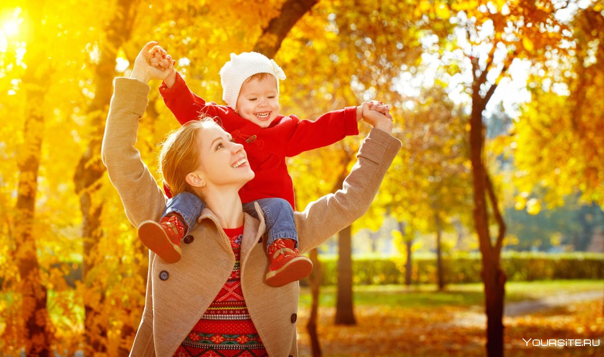 Дети на прогулке осенью