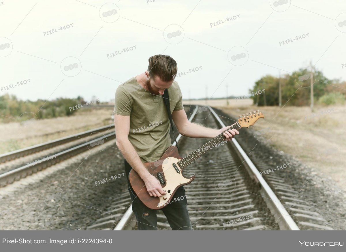 Фотосессия с гитарой на железной дороге