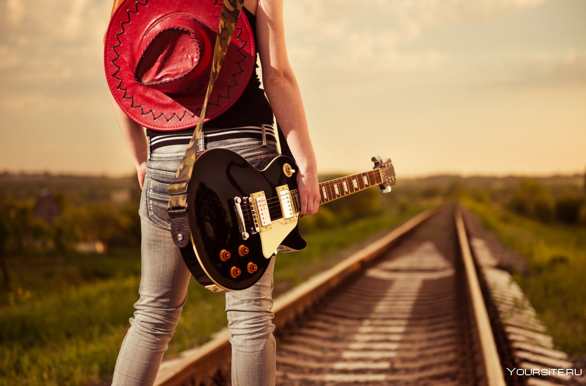 Фотосессия с гитарой на железной дороге