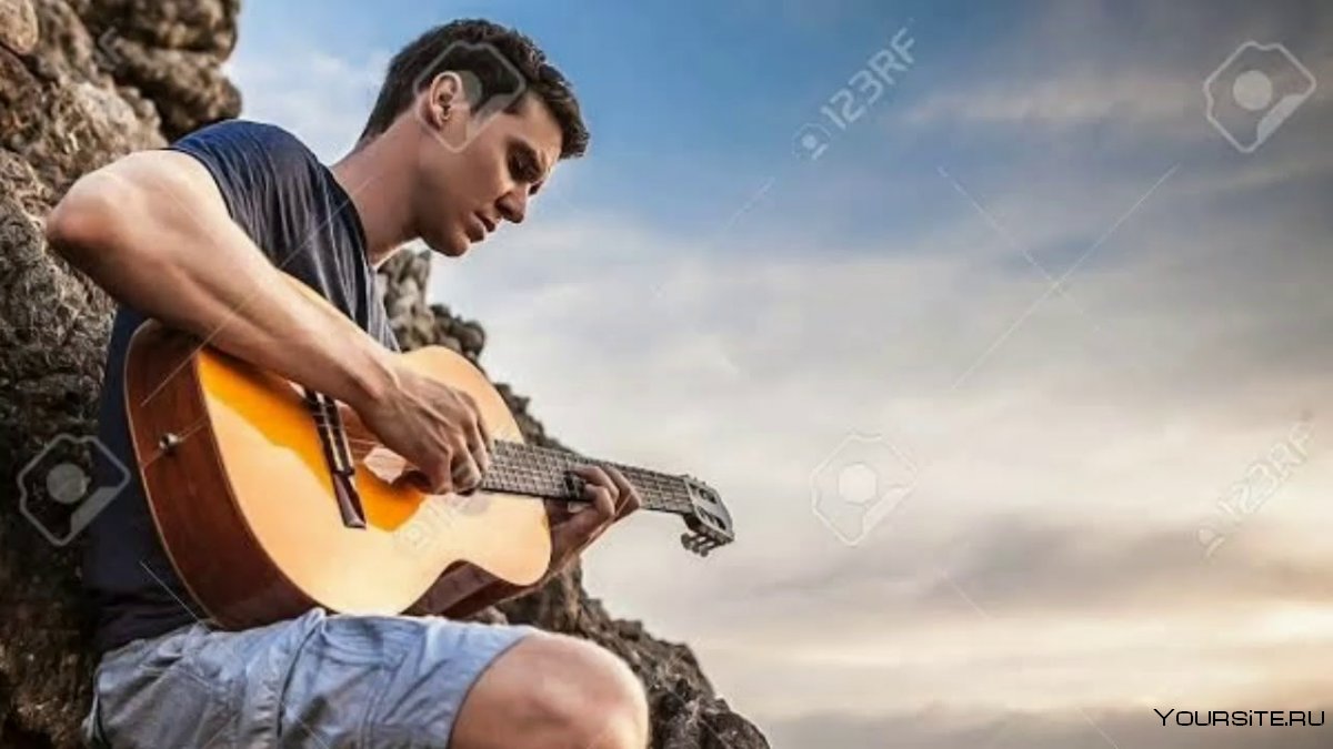 Мужчина с гитарой на природе